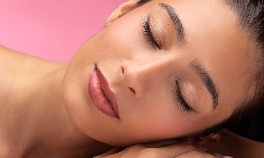 Mujer con pestañas largas