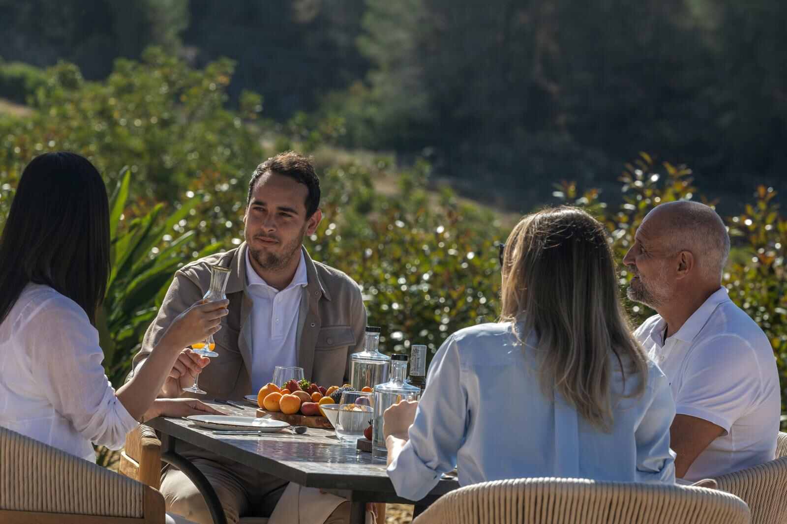 Gente brindando en Zem Altea