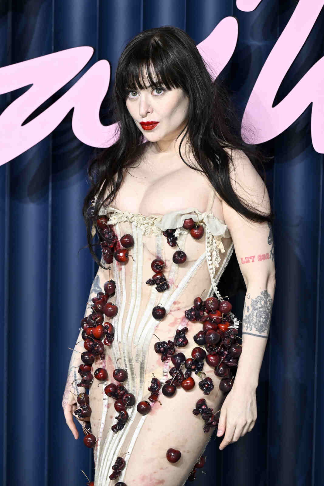 Dilara Findikoglu en la alfombra roja