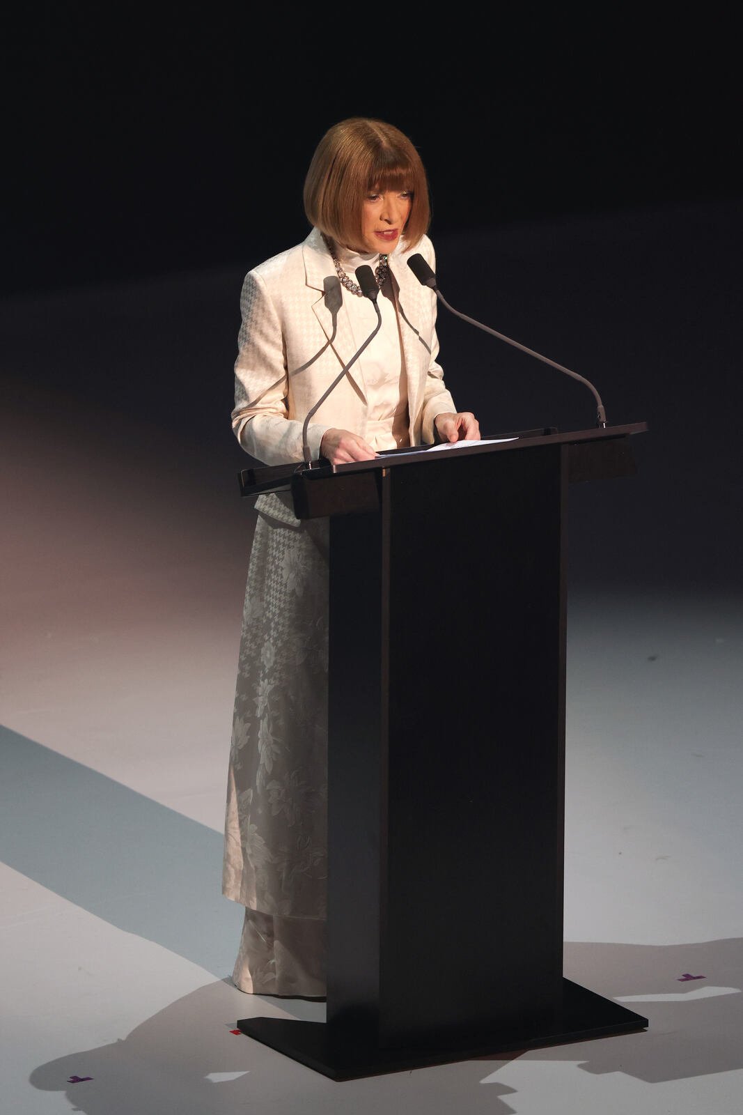 Anna Wintour habando en los British Fashion Awards