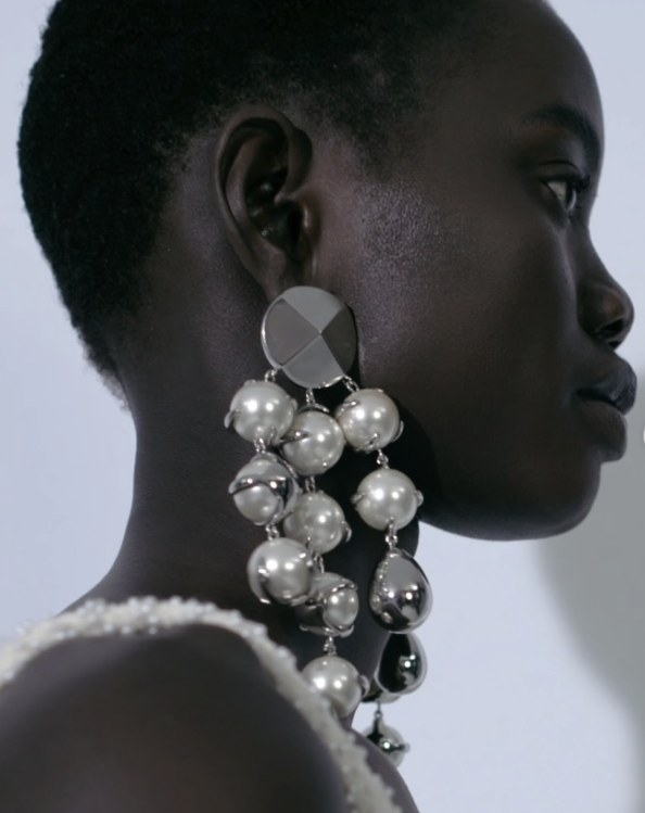 Los pendientes de 2.500€, con forma de bola navideña, que Sienna Miller lució en los British Fashion Awards