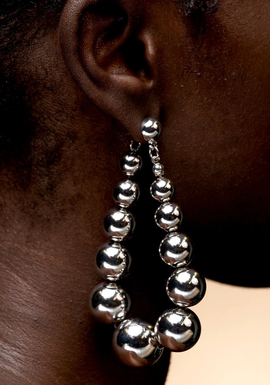 Los pendientes de 2.500€, con forma de bola navideña, que Sienna Miller lució en los British Fashion Awards