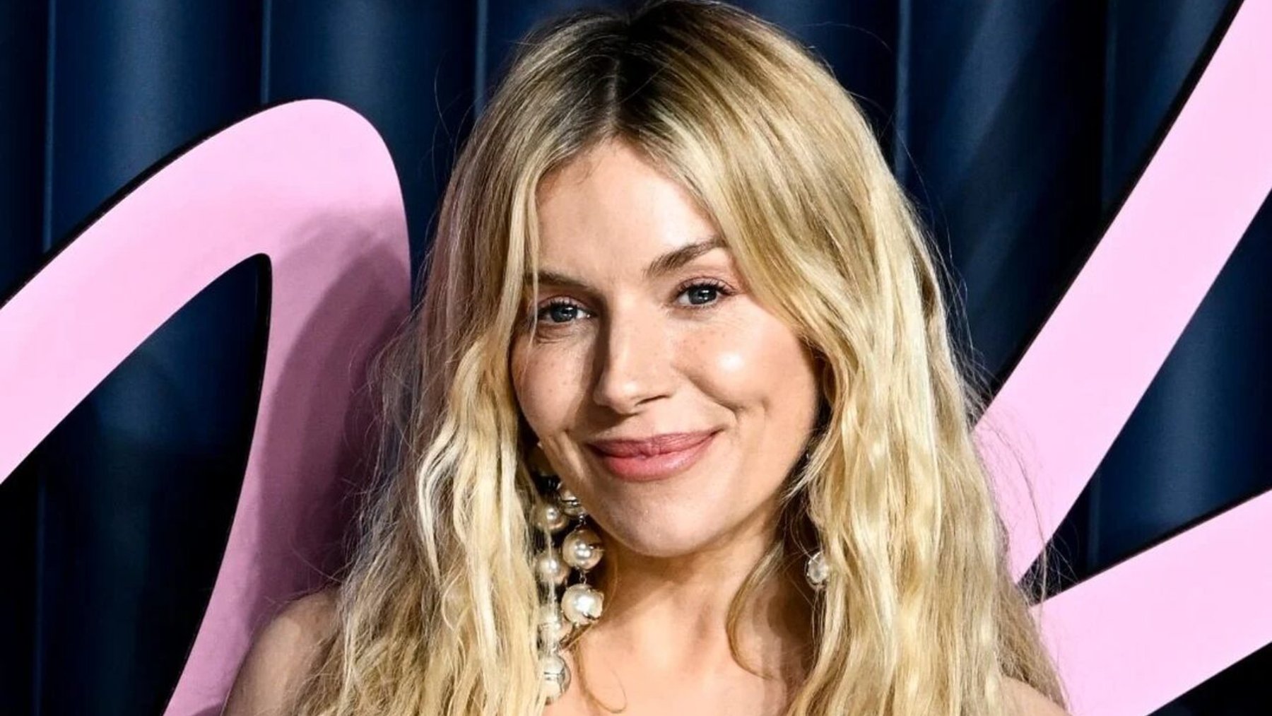 Los pendientes de 2.500€, con forma de bola navideña, que Sienna Miller lució en los British Fashion Awards