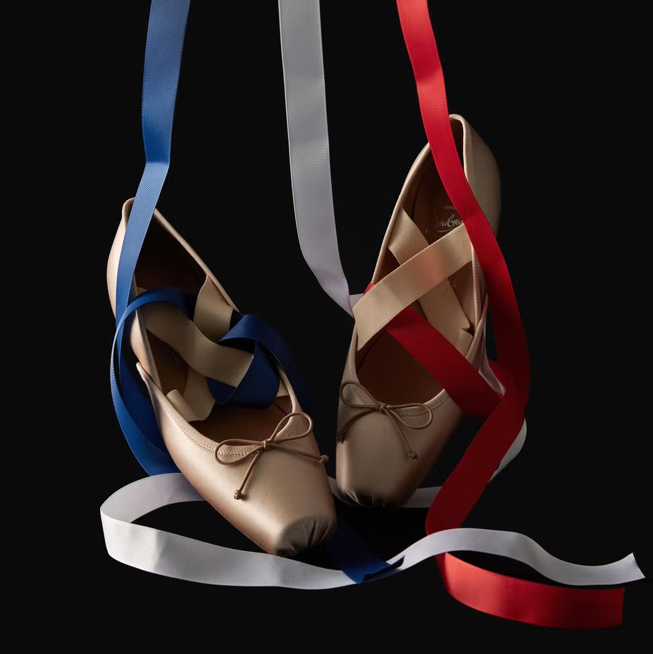 Christian Louboutin reinventa sus icónicos tacones rojos inspirándose en las bailarinas