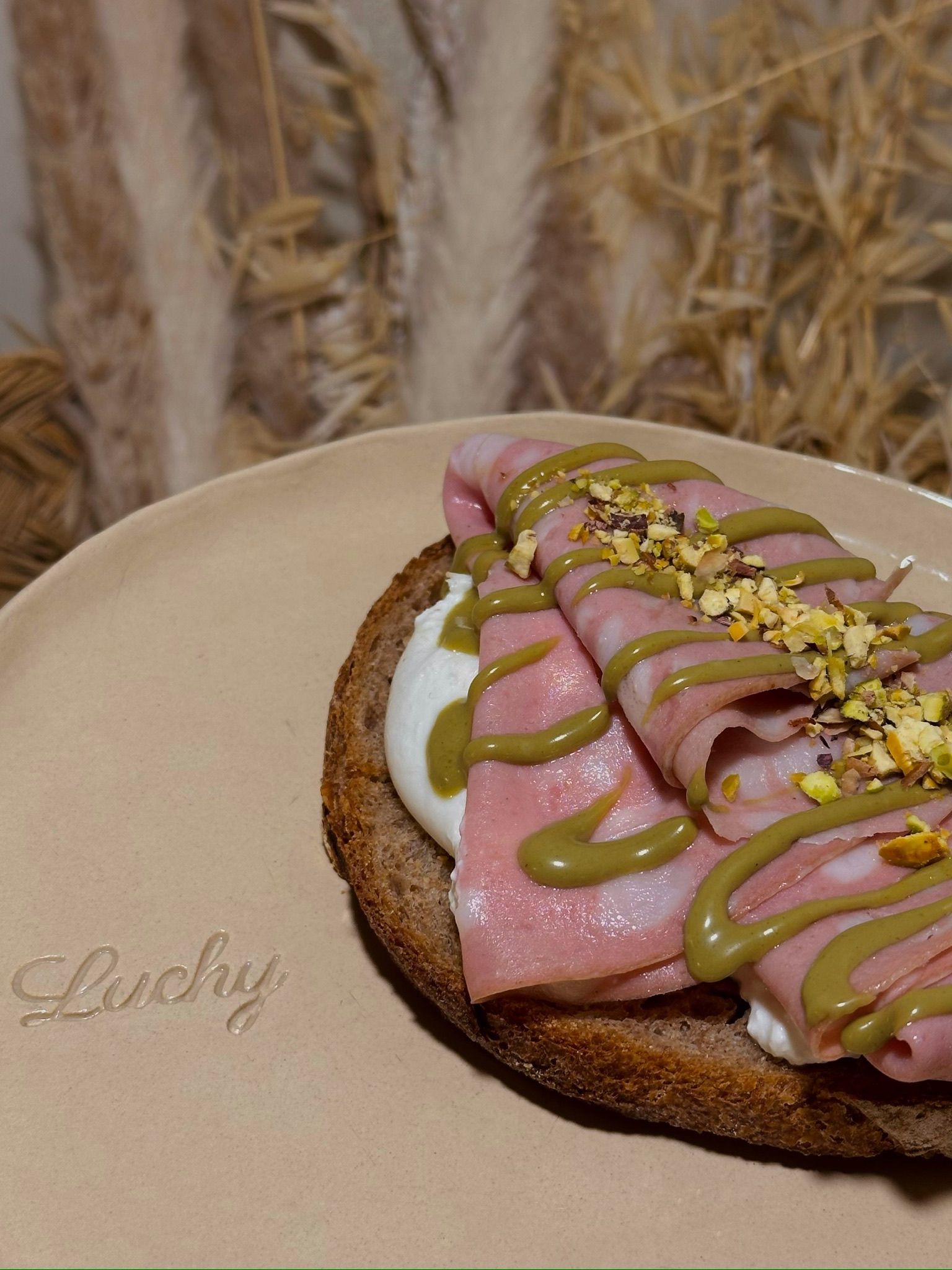 Luchy Bakery Café en Madrid arrasa con su brunch artesanal: el plan perfecto para Navidad