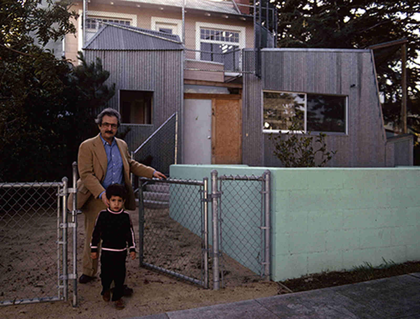 Frank Gehry con su hijo