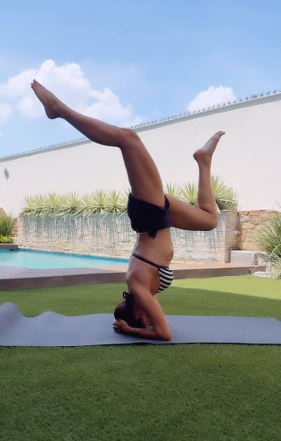 Pilar Rubio haciendo Yoga en su casa con Sergio Ramos