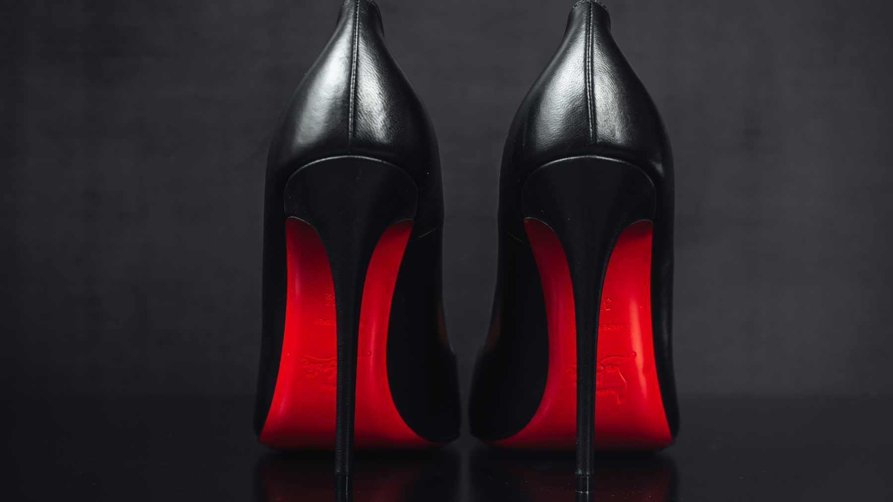 Christian Louboutin reinventa sus icónicos tacones rojos inspirándose en las bailarinas