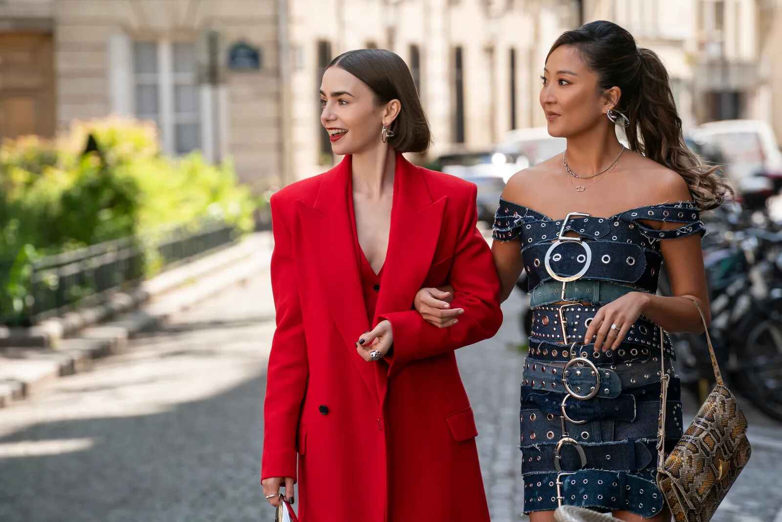 Emily in Paris con un traje rojo