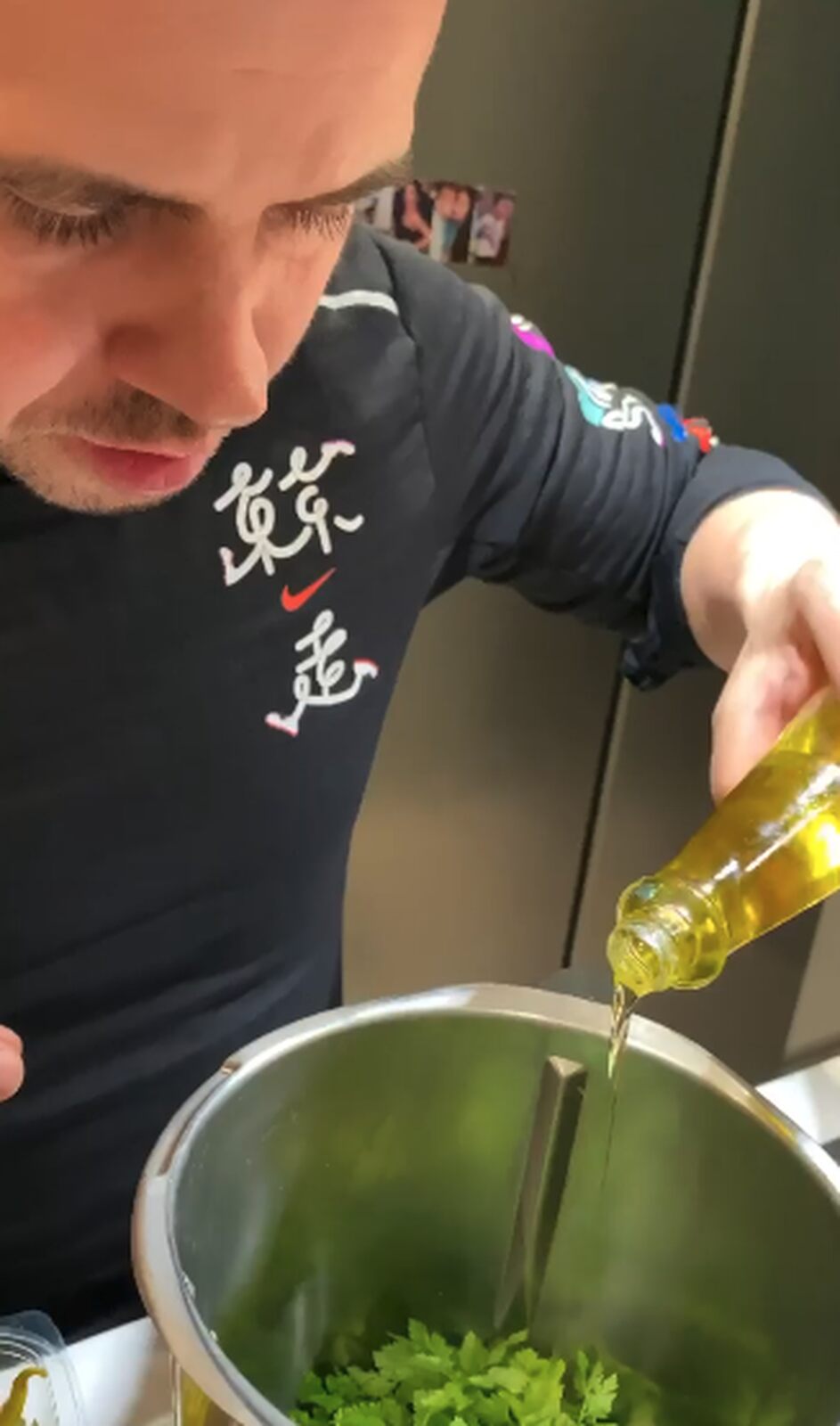 El chef haciendo gazpacho de piparras