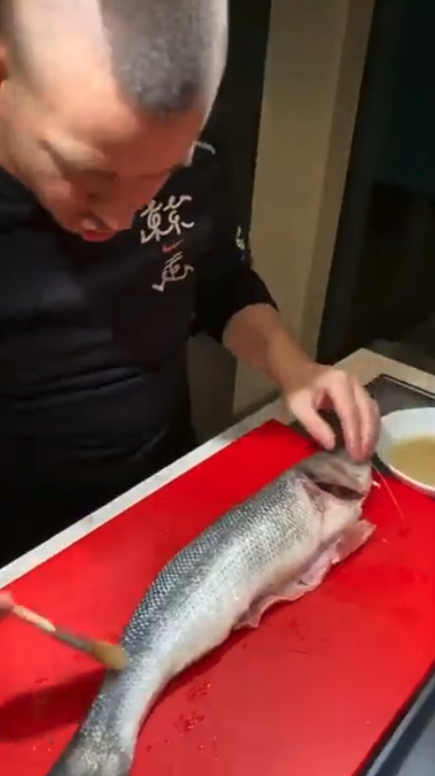 Dabiz Muñoz cortando la lubina