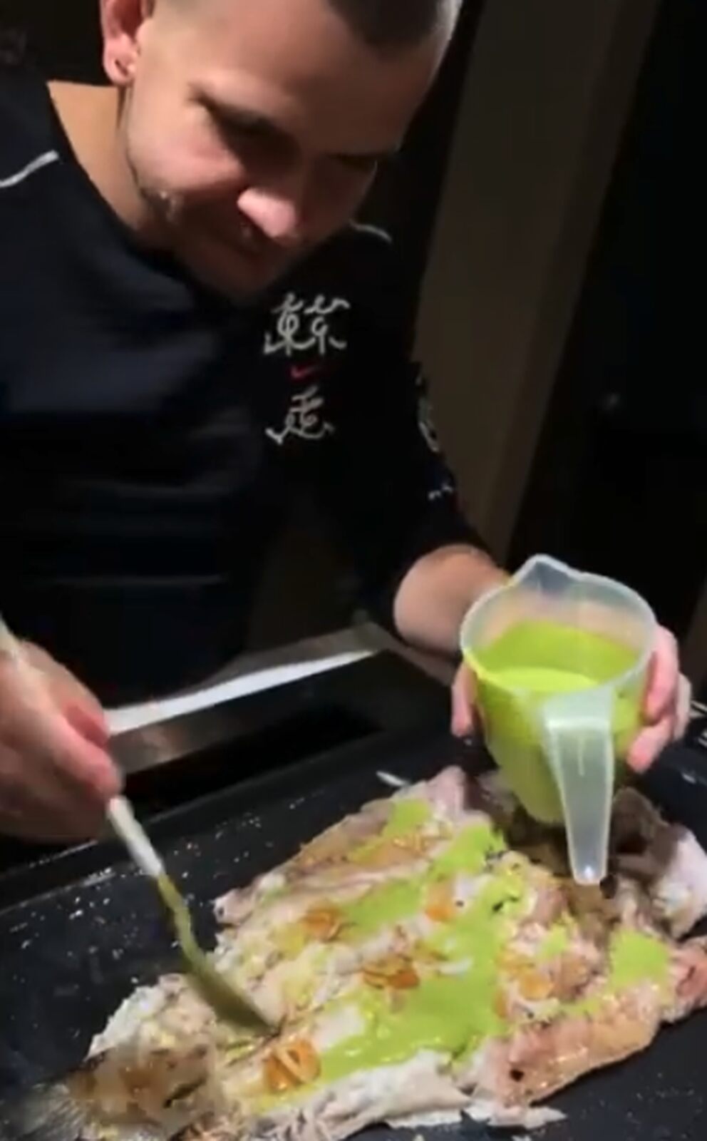 El pescado con el gazpacho de piparras