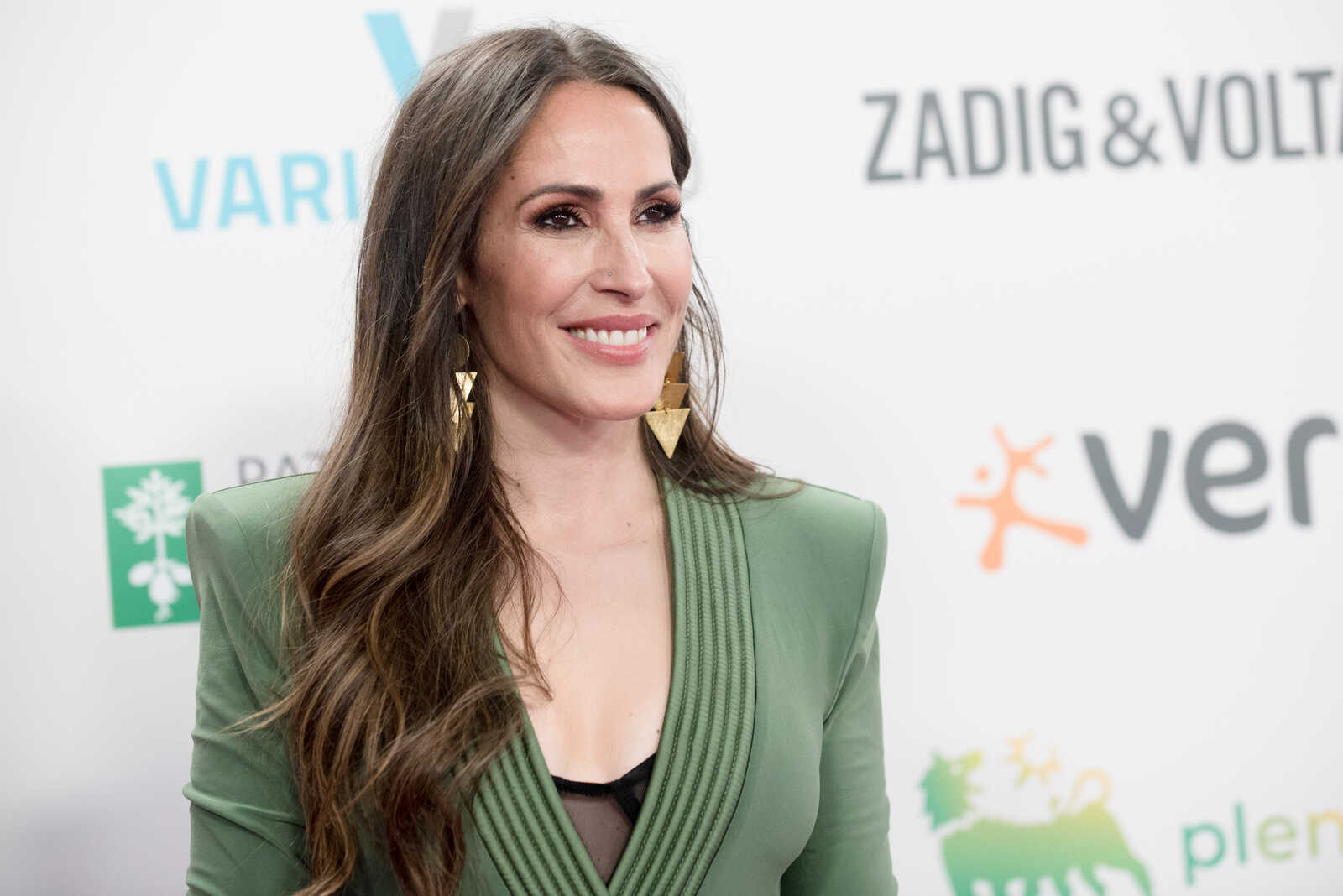 Malú posando en un photocall