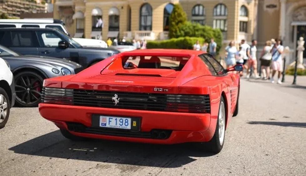 Fernando Alonso se la juega a Aston Martin en Mónaco conduciendo un Ferrari valorado en medio millón