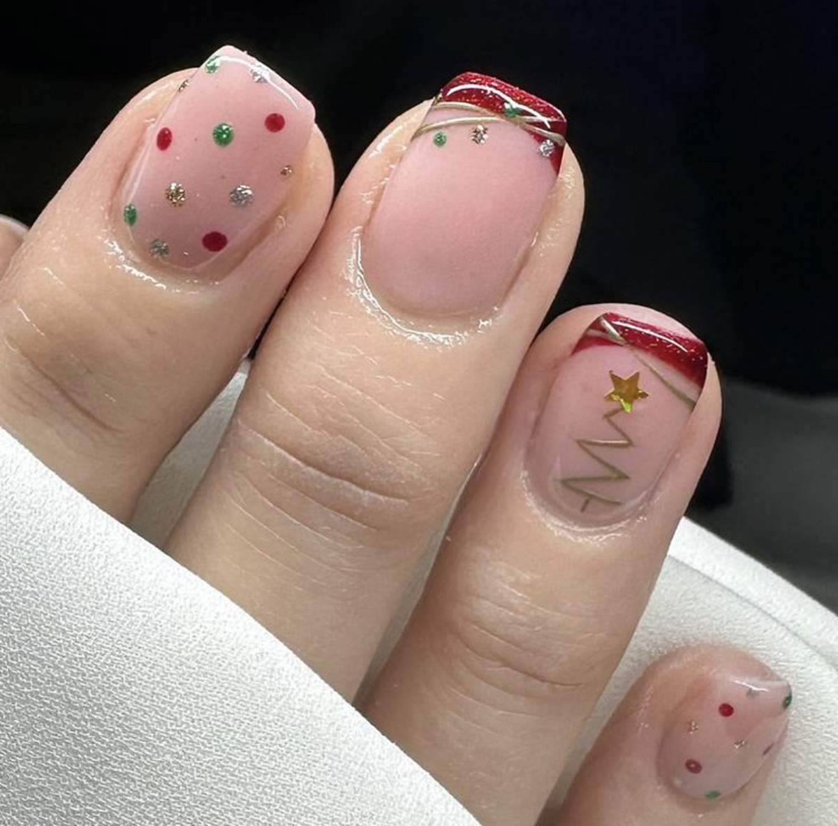 Las uñas más solicitadas para Nochebuena y Nochevieja en los salones (hay una que puedes hacerte en casa)
