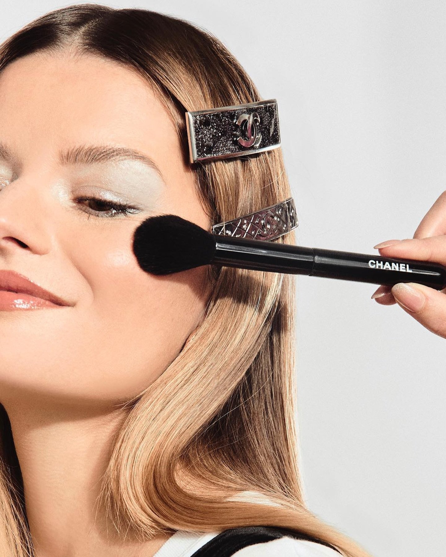 Los imprescindibles en tu neceser de Navidad 2025: nuevas tendencias de maquillaje que hacen brillar