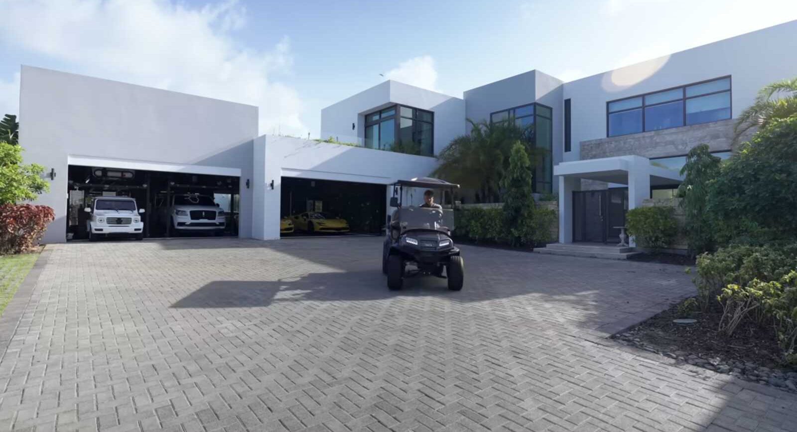 Garaje de la casa de Jake Paul