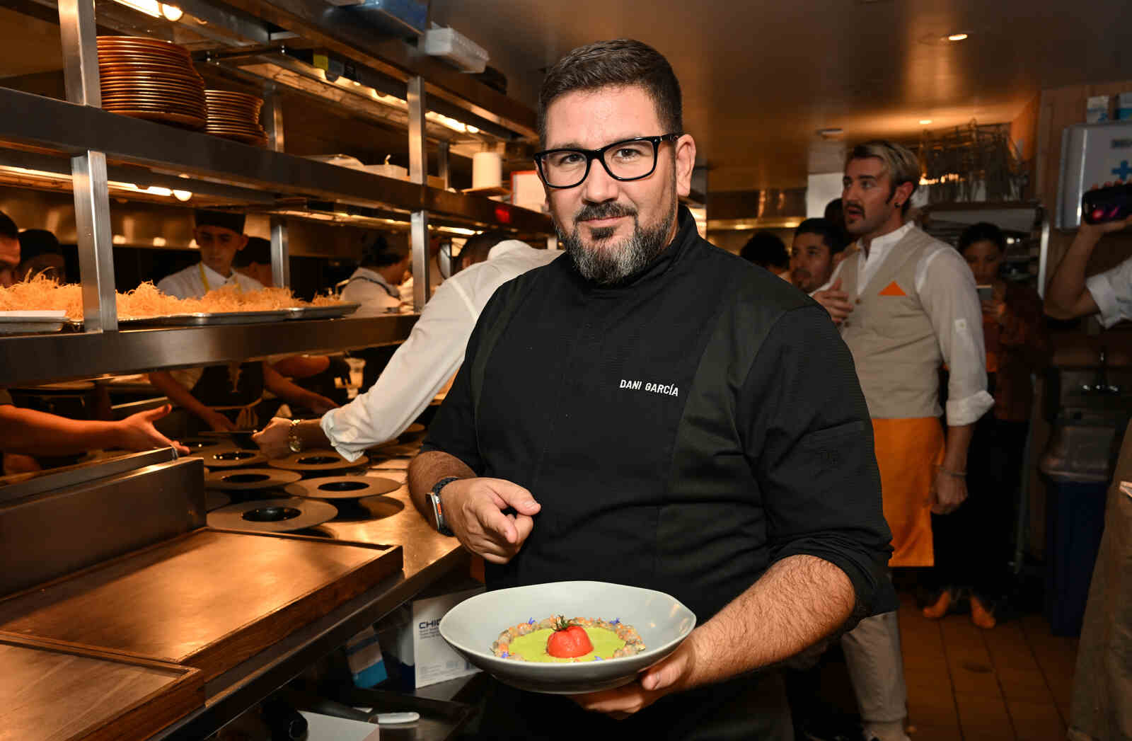 Dani García posando con una receta