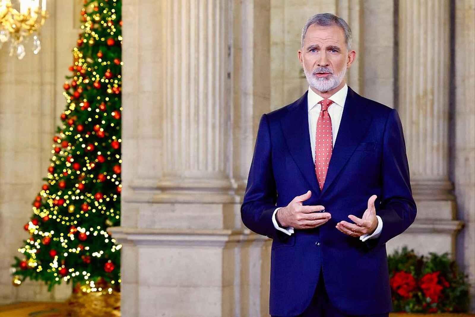 El Rey Felipe VI posando con el árbol de Navidad