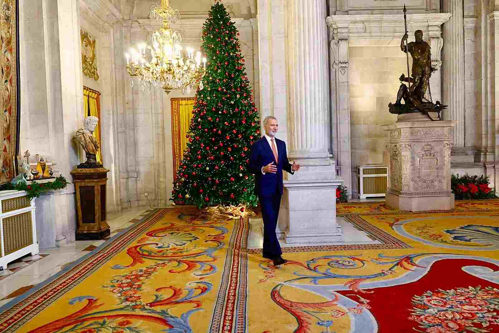 El Rey con el árbol de Navidad en el Palacio Real