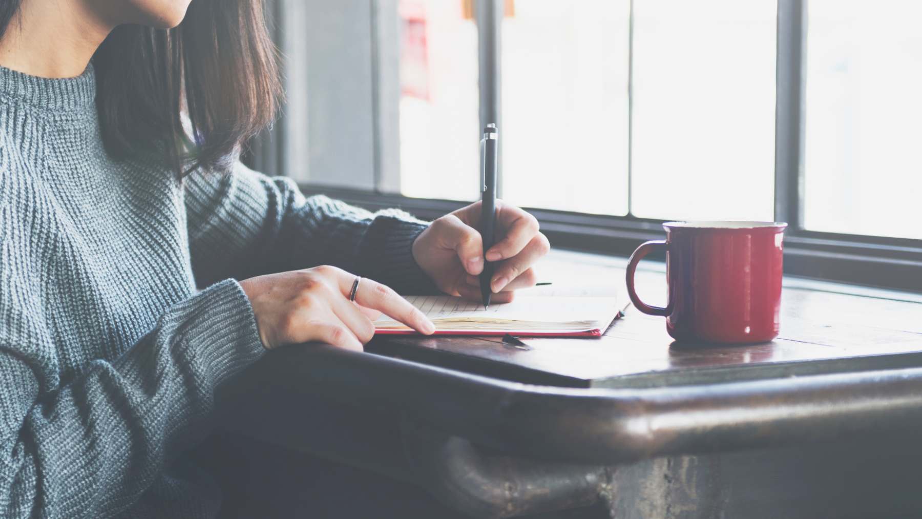 Cómo despedir el año, según los psicólogos: Escribir y quemar tus emociones ayuda a resetear la mente