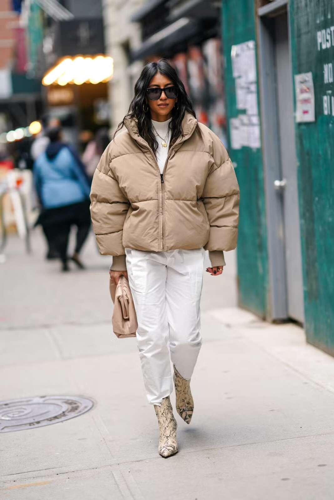 Mujer con plumífero por Nueva York