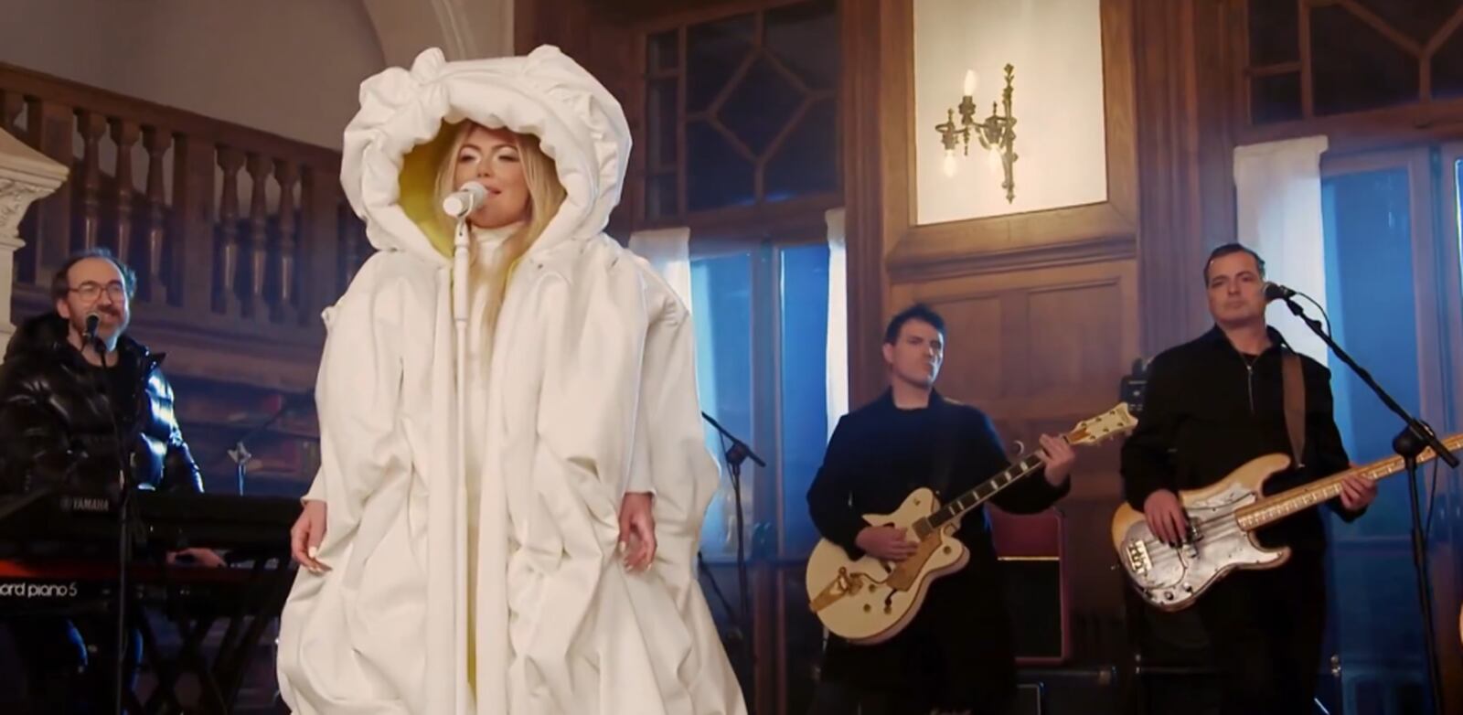 Amaia Montero cantando en Nochevieja