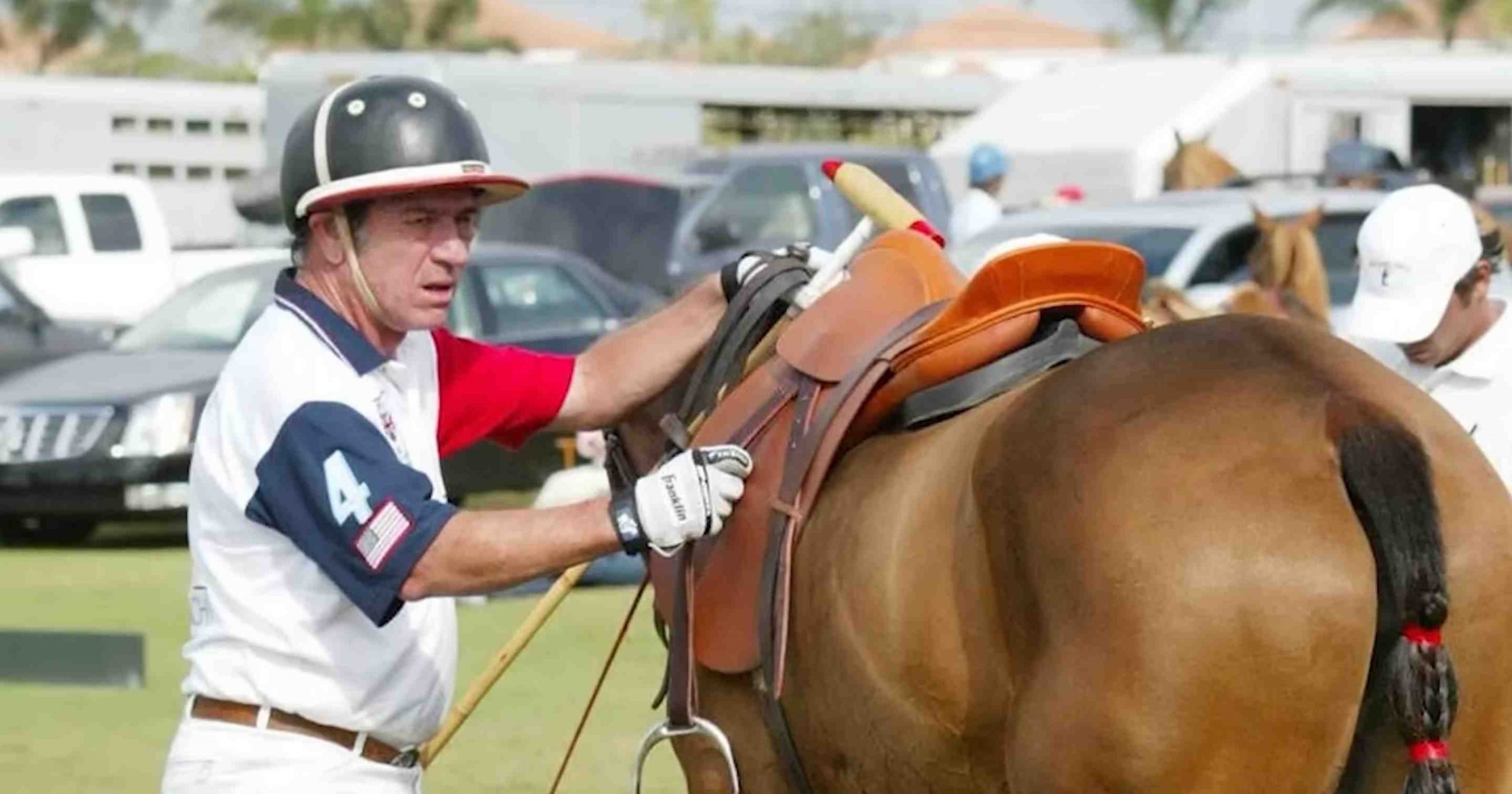 Tommy Lee Jones con un caballo