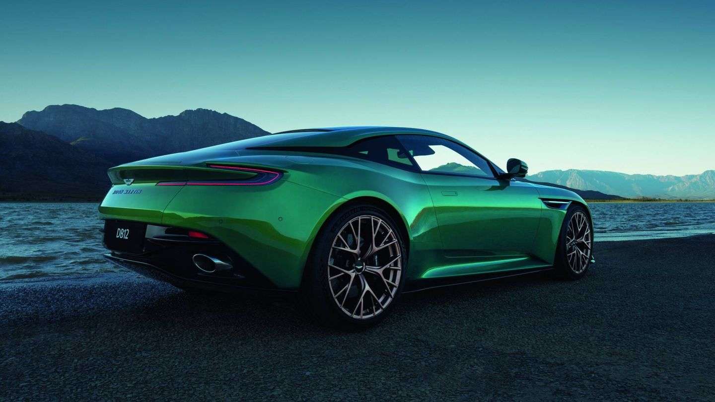 Trasera del Aston Martin DB12