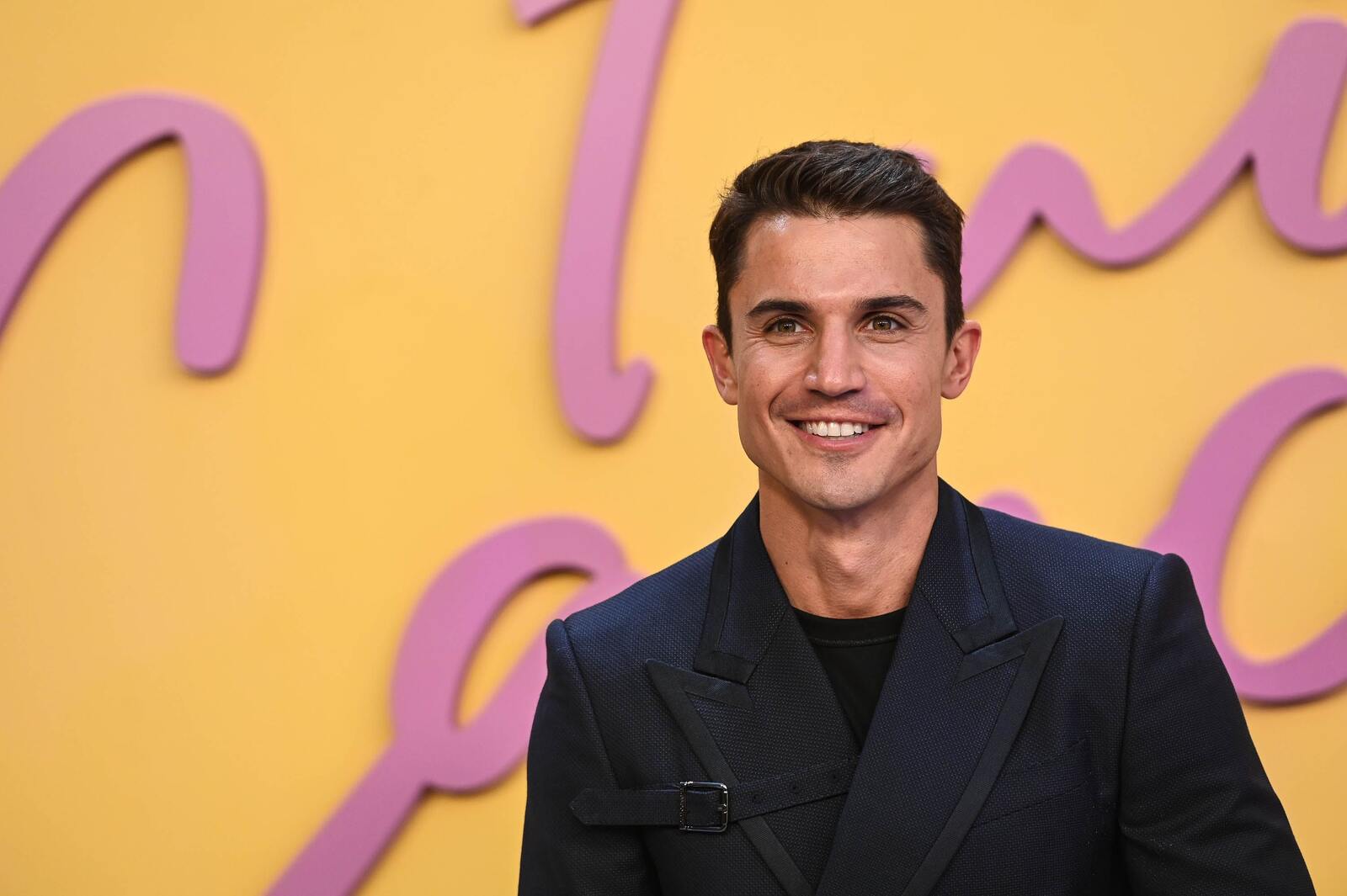 Álex González posando en un photocall