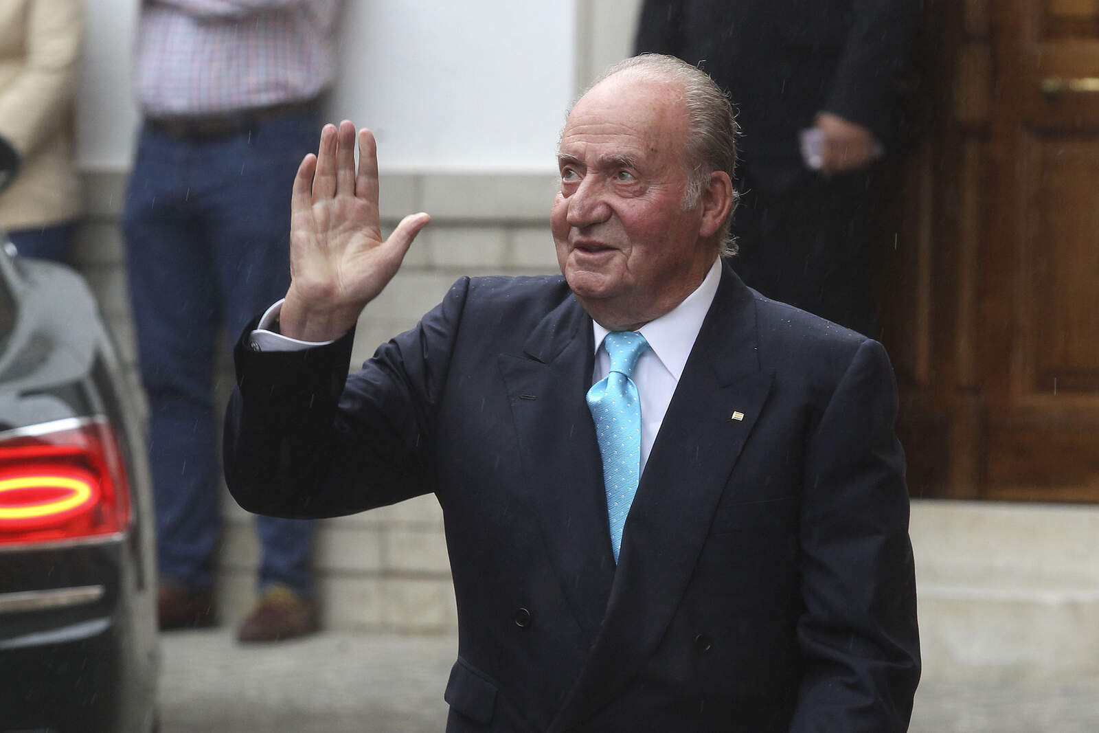 El rey emérito Juan Carlos I saludando