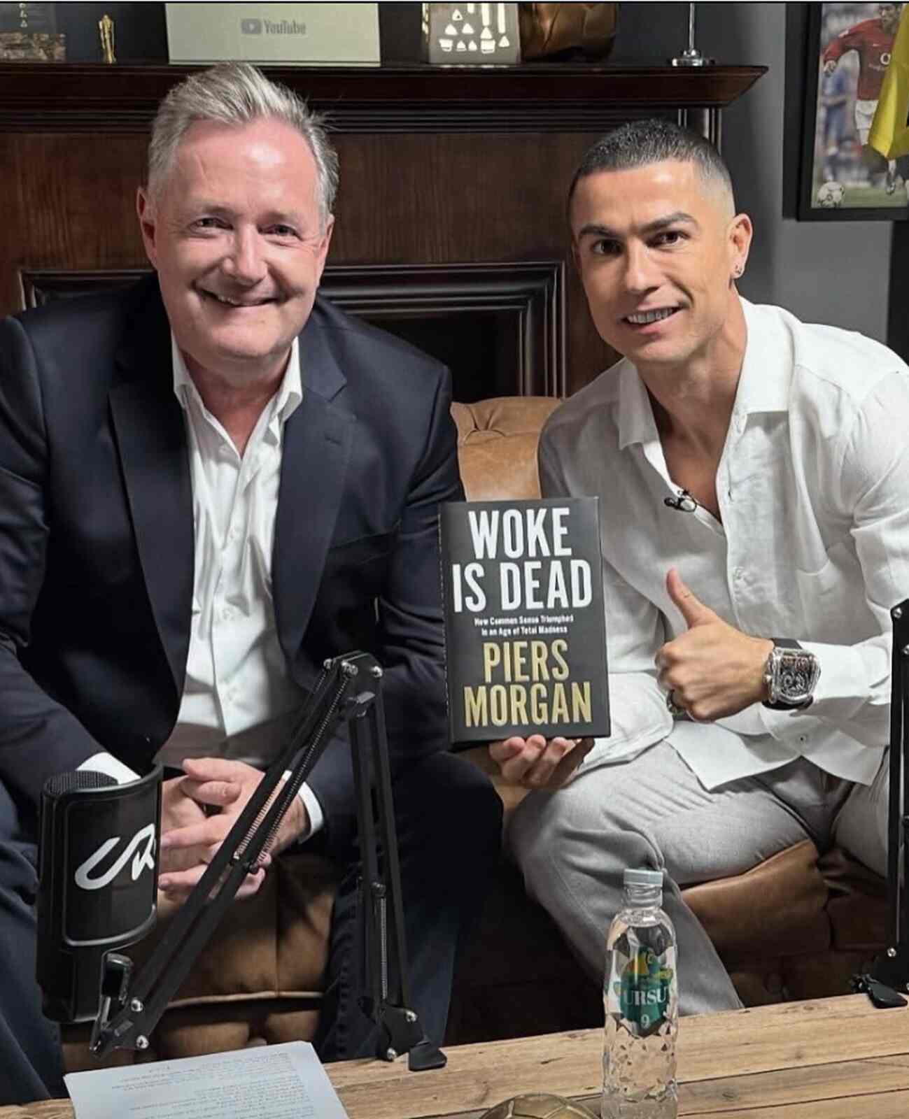 Cristiano Ronaldo posando con Piers Morgan