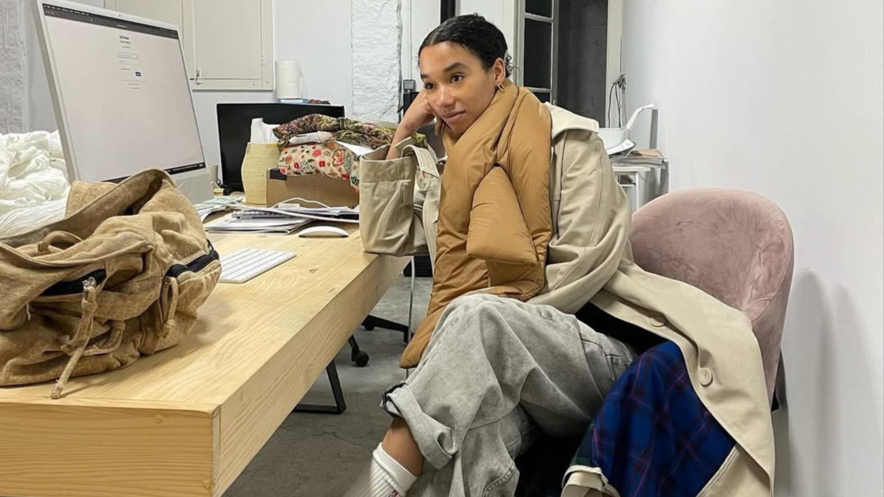 Adiós a las bufandas tradicionales: este año las puffer scarves son la prenda de moda entre la jet set