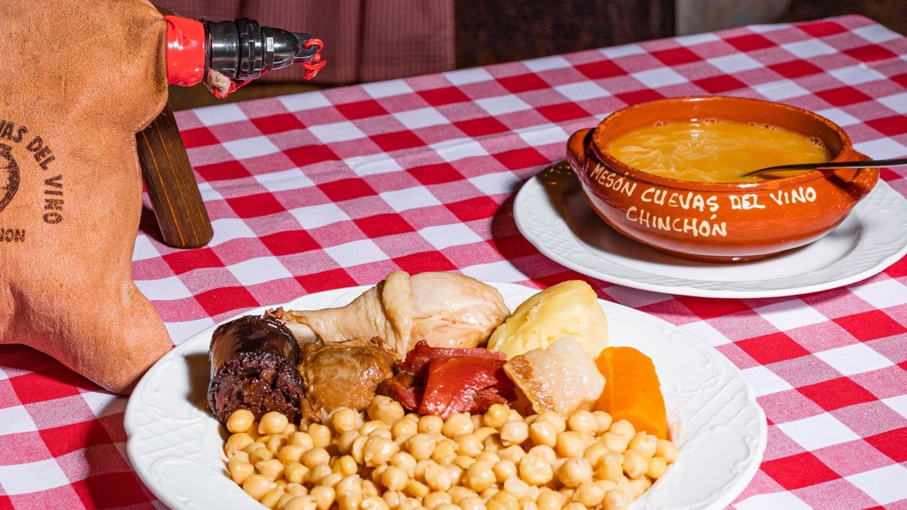 Los platos de cuchara que merecen una escapada: dónde disfrutarlos a menos de 2 horas de Madrid