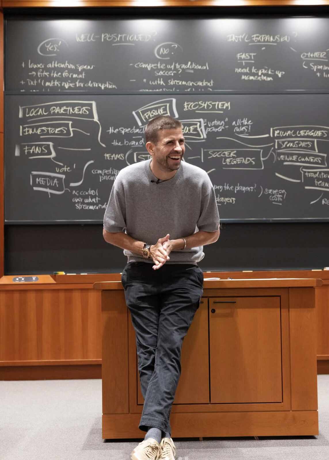 Gerard Piqué dando una charla en Harvard con un reloj de lujo
