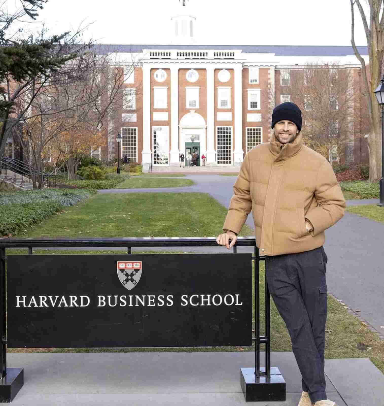 Gerard Piqué posando en Harvard