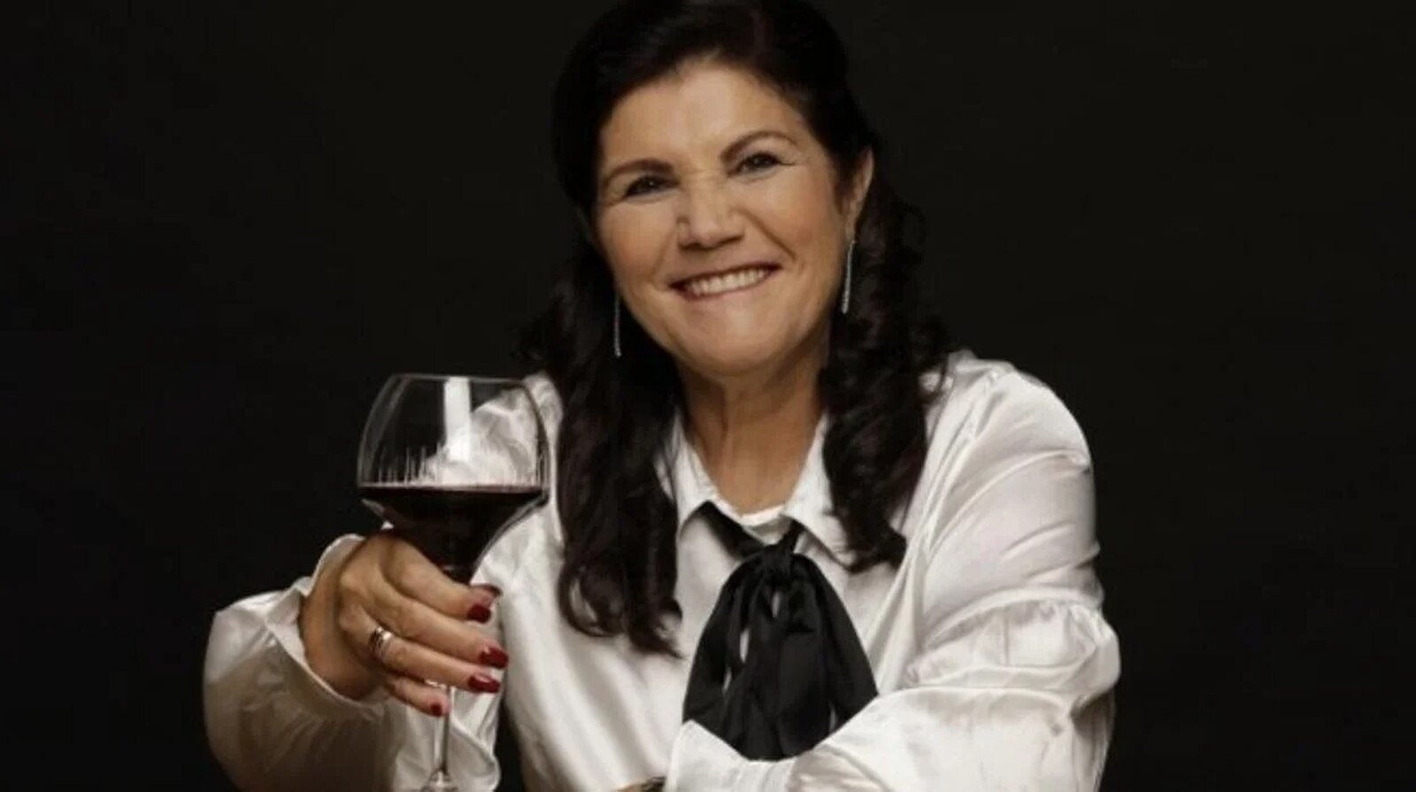 Dolores Aveiro con una copa de vino