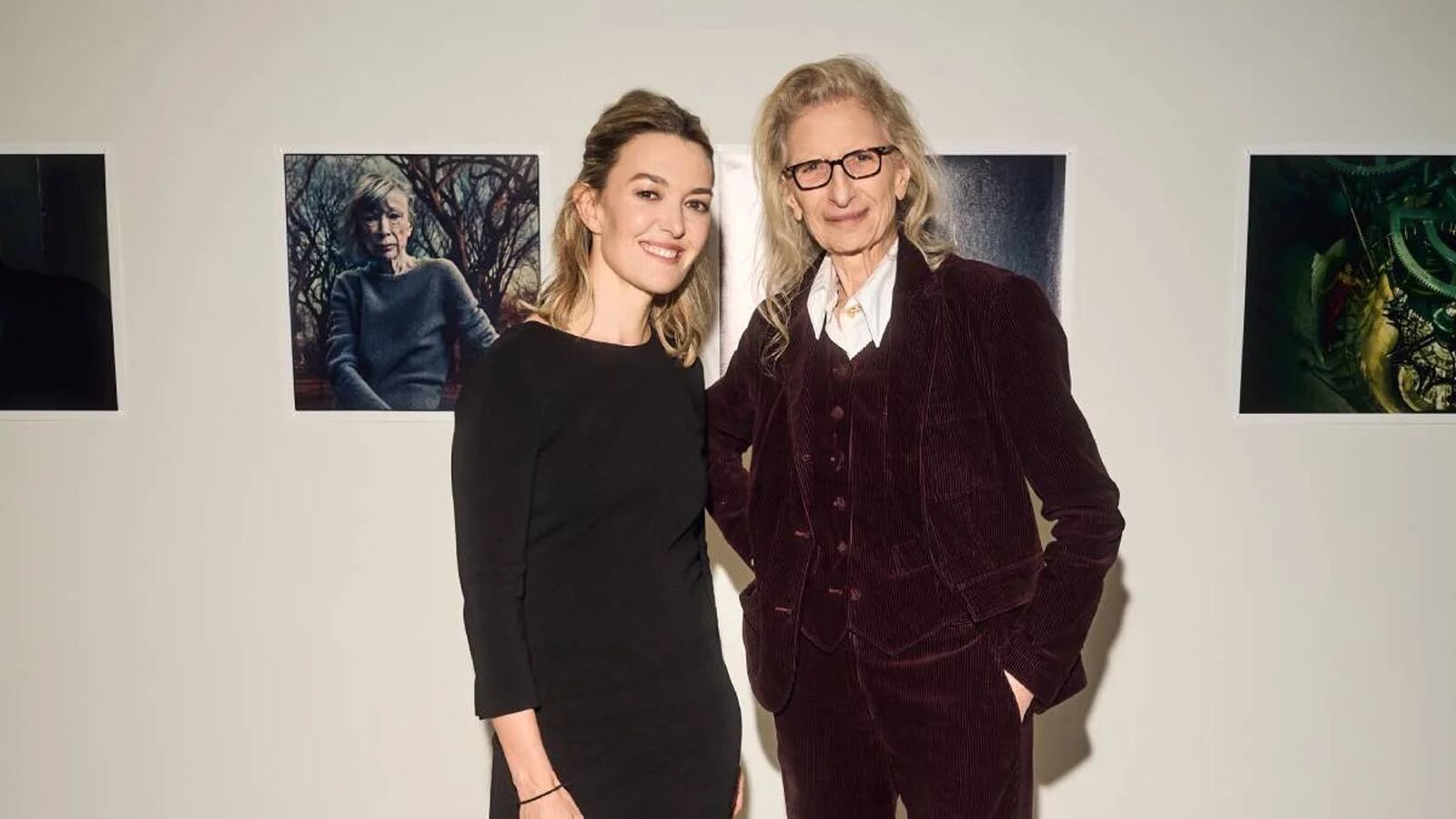 Marta Ortega y Annie Leibovitz posando