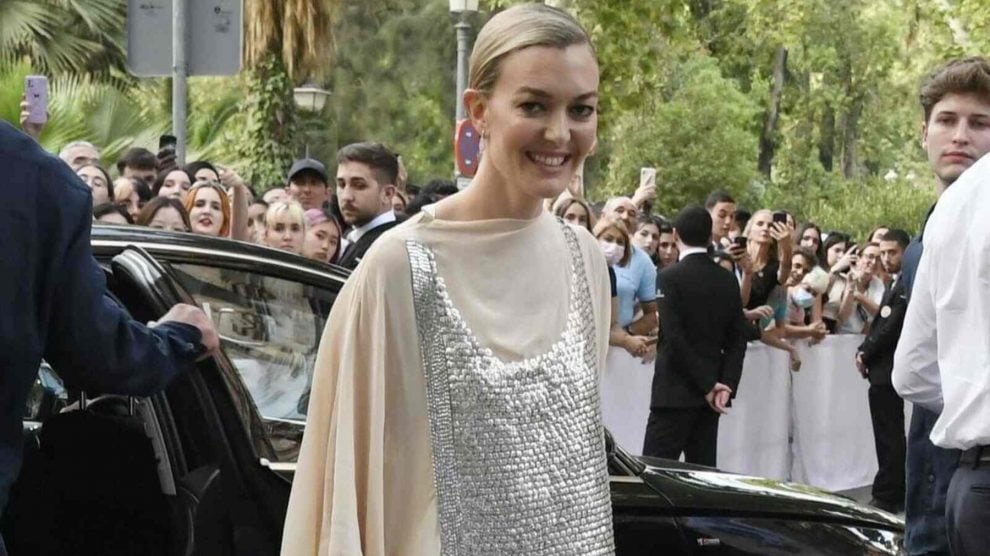 Marta Ortega sonriendo con un vestido de Zara