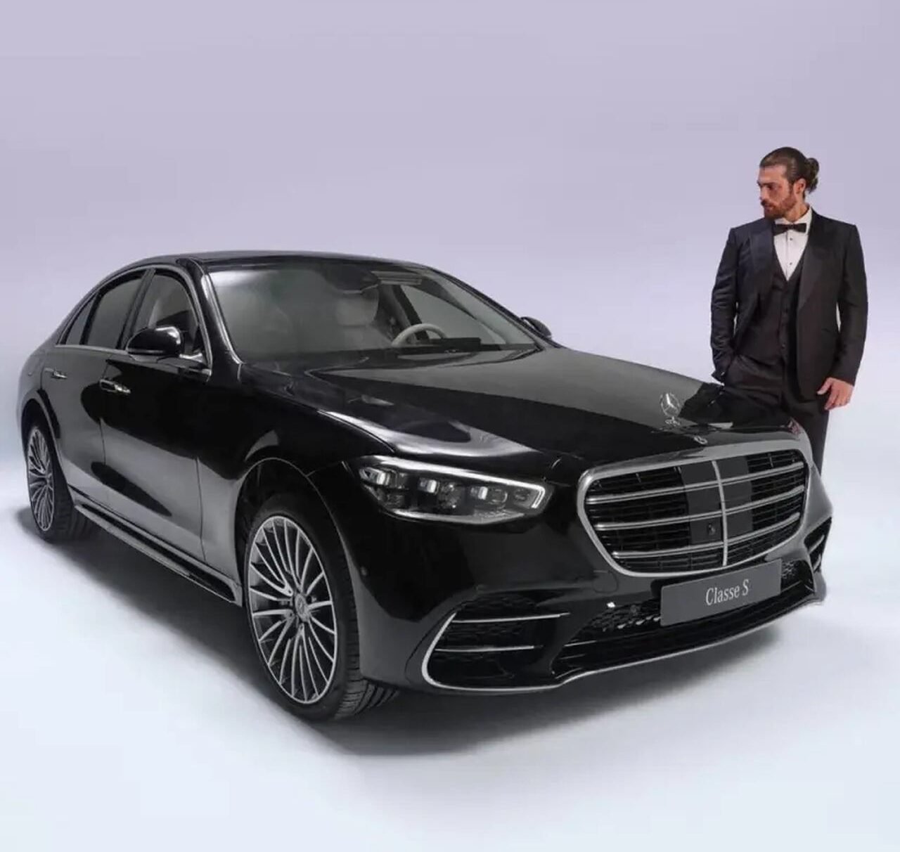 Can Yaman con un Mercedes-Benz