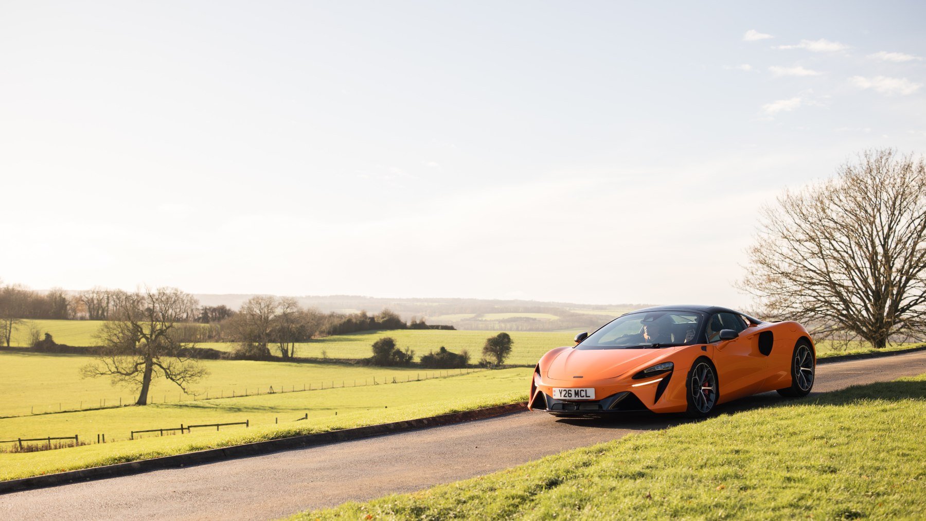 Viajamos a la sede de McLaren para probar el nuevo Artura: pura adrenalina en las carreteras de Inglaterra