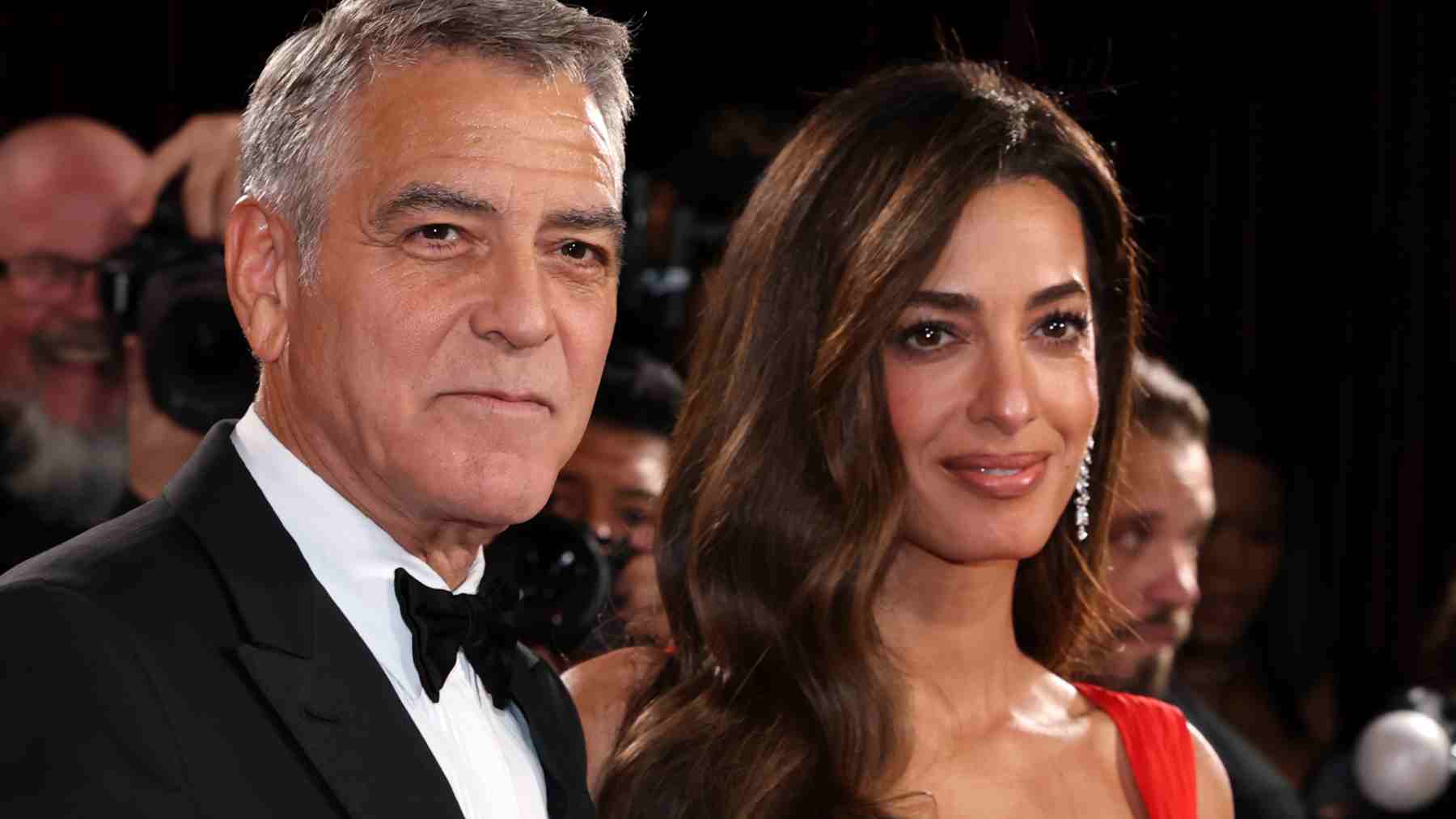 George Clooney habla francés en los Globos de Oro: Podría habérselo preparado mejor