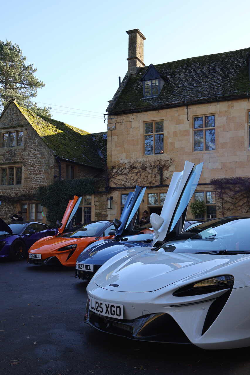 Viajamos a la sede de McLaren para probar el nuevo Artura: pura adrenalina en las carreteras de Inglaterra