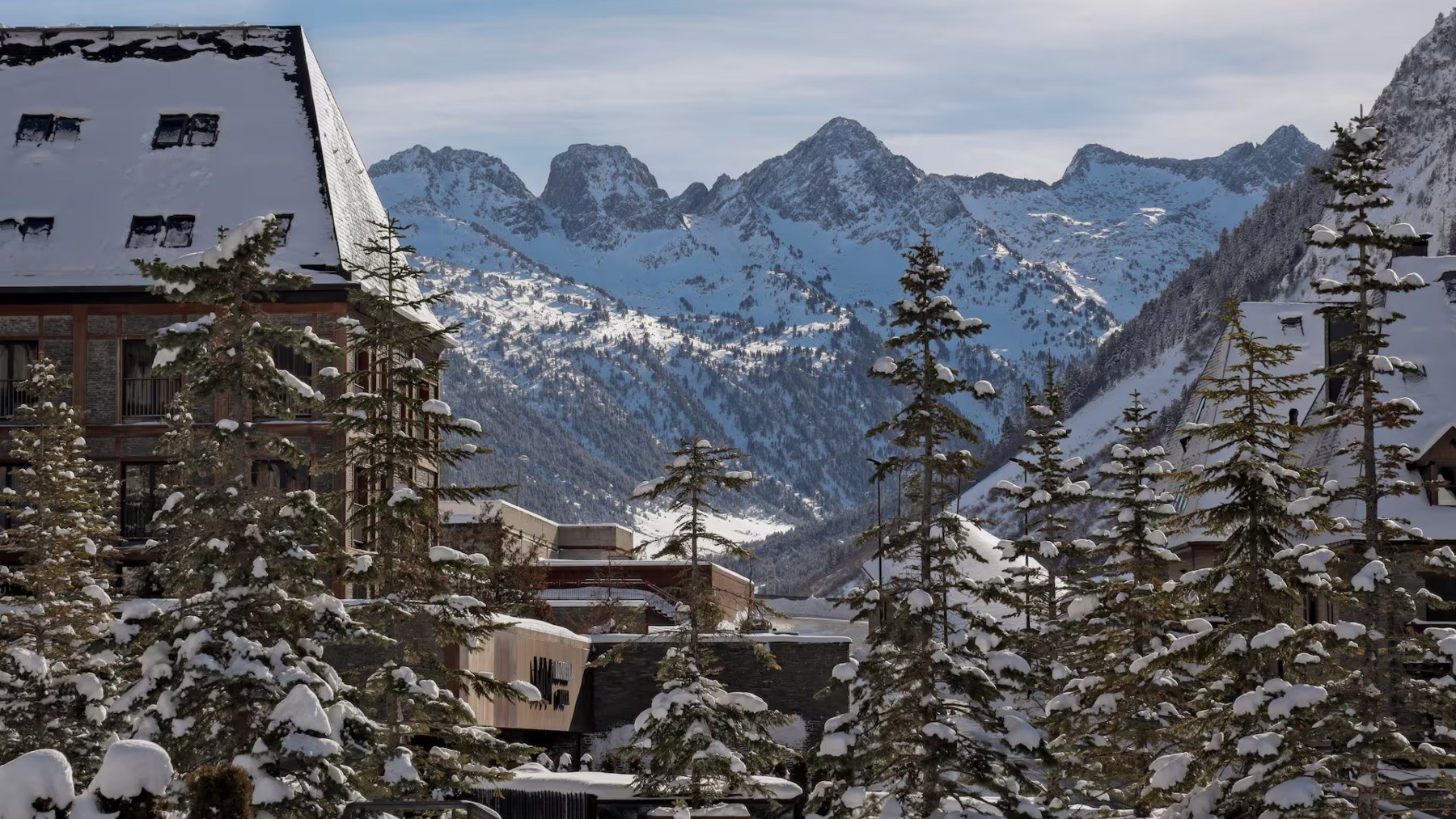 El privilegio de despertar en las montañas nevadas de España: los mejores hoteles a pie de pista