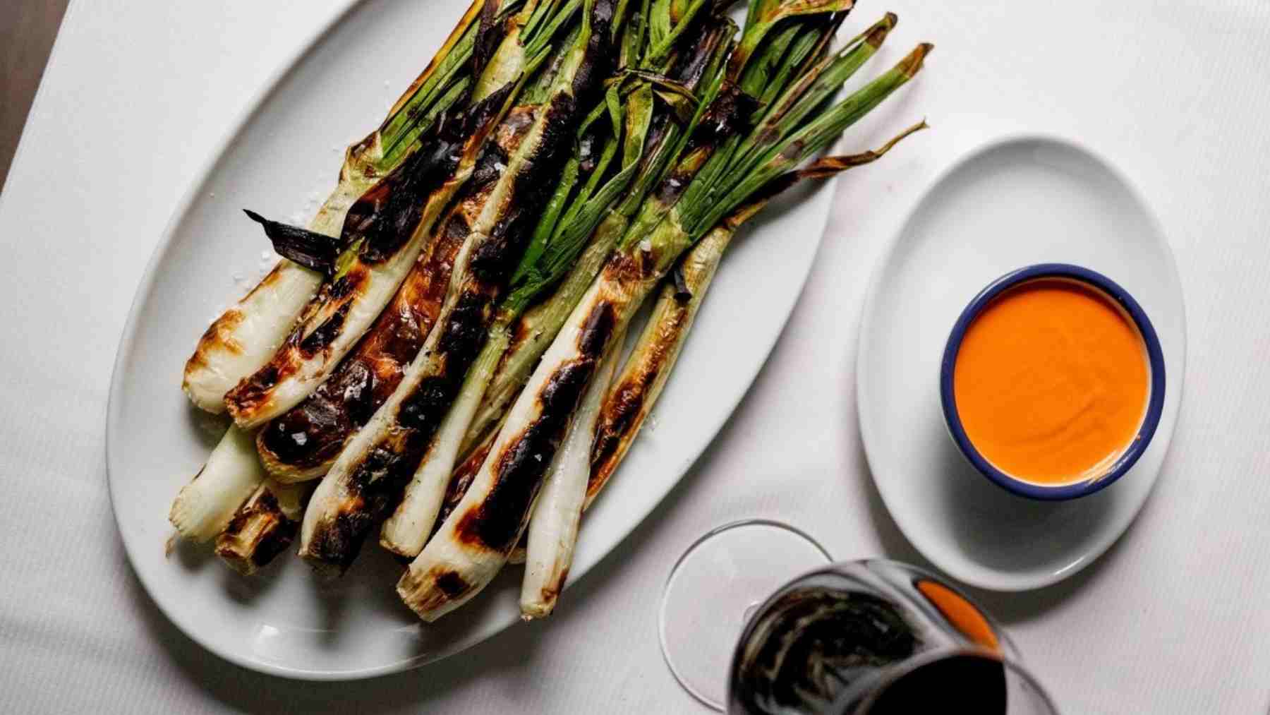 Arranca la temporada de calçots: el restaurante de Madrid donde vivir una calçotada como en una masía