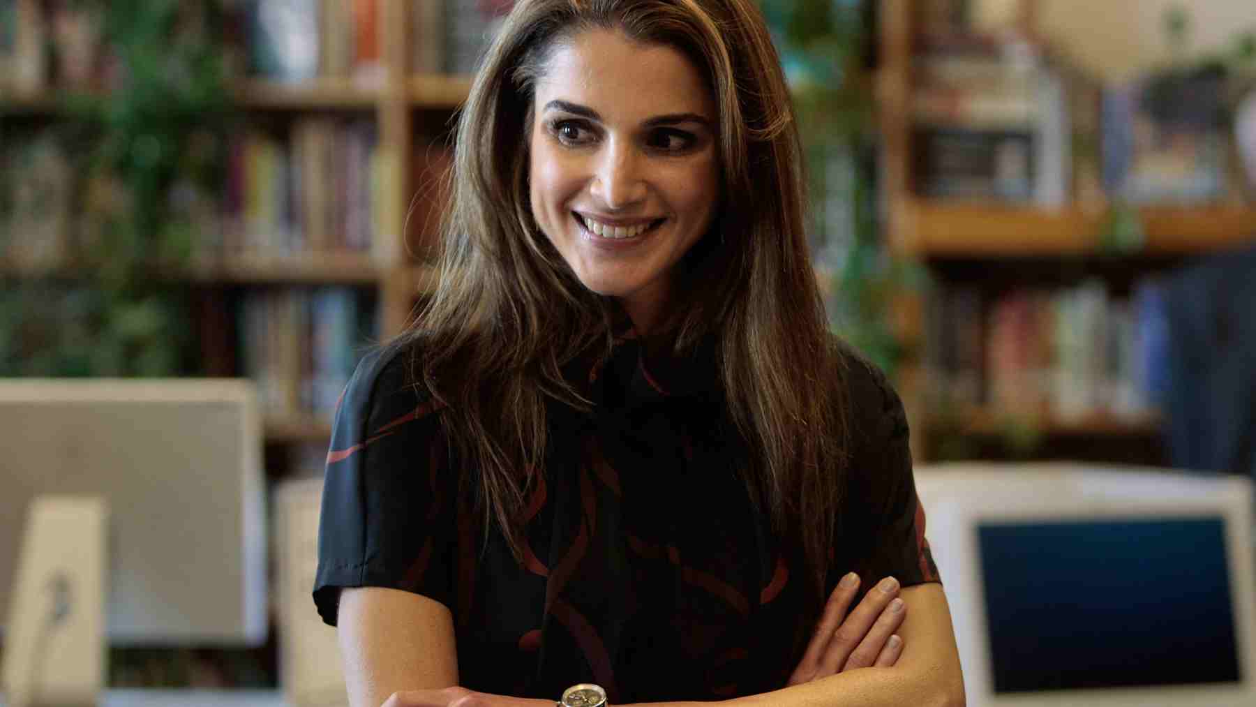 Rania de Jordania vuelve a poner de moda las botas militares: 5 modelos ideales para sobrevivir al frío