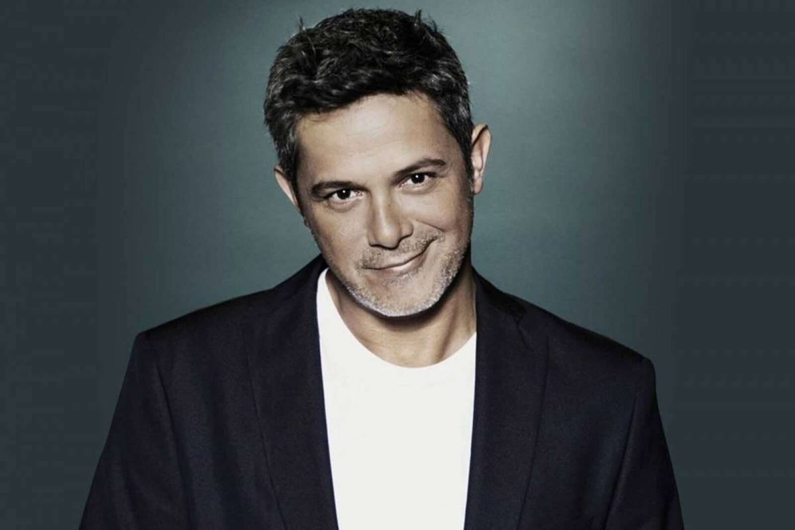 Alejandro Sanz posando