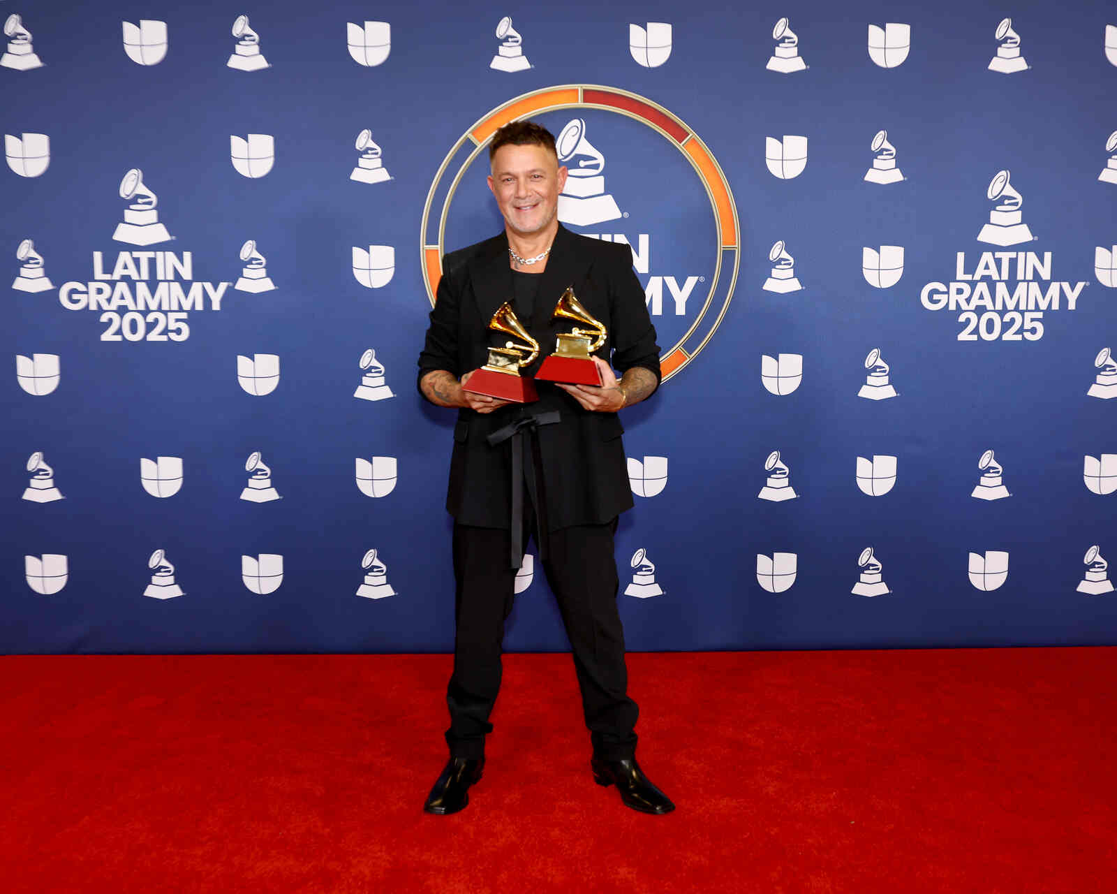 Alejandro Sanz con dos Grammy Latino posando