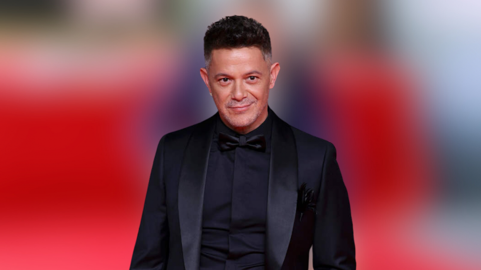 Alejandro Sanz de traje