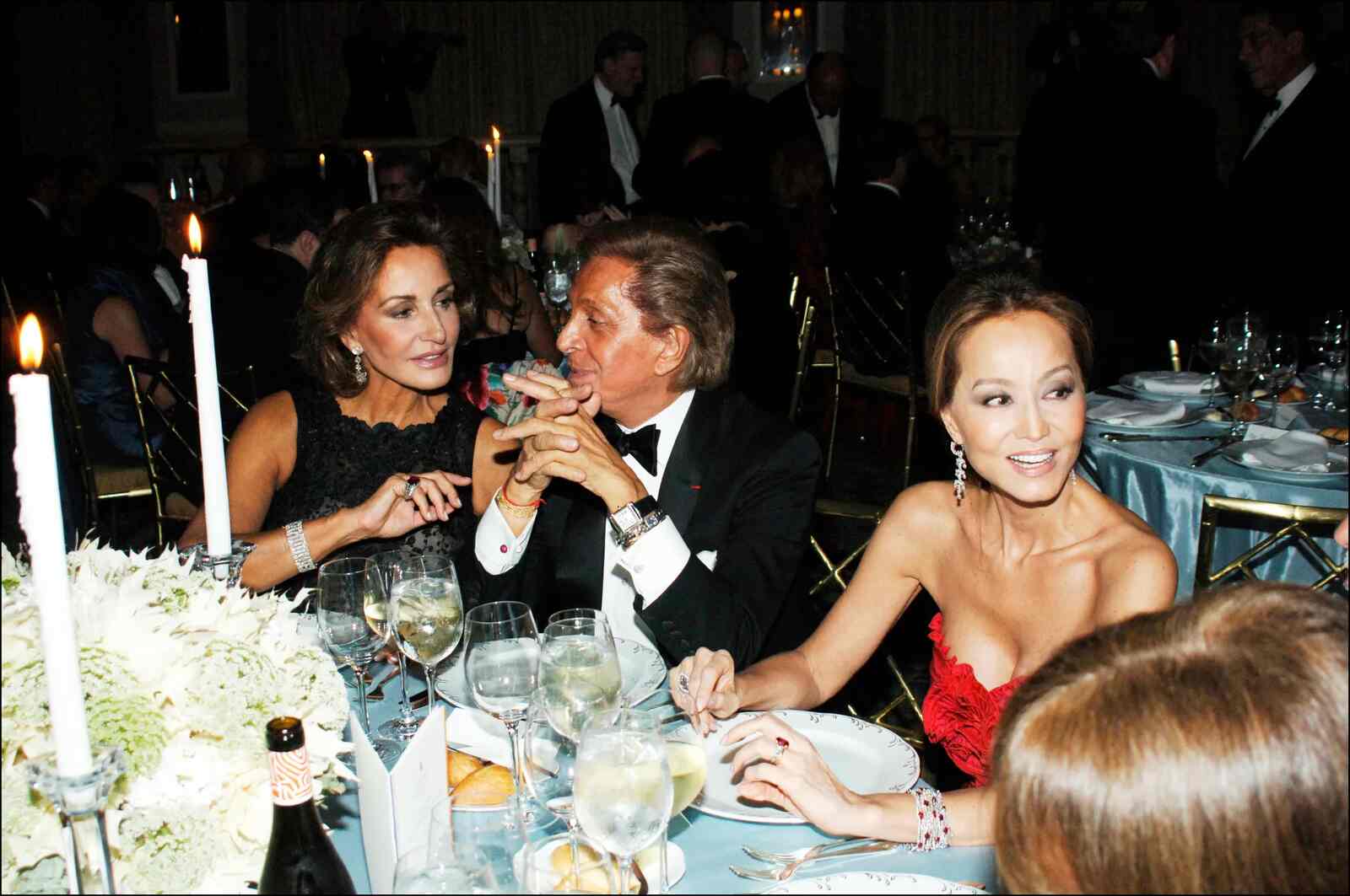 Naty Abascal conversando con el diseñador